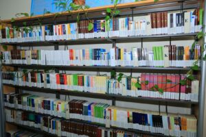 Oliy sud raisi Yakkasaroyda kutubxona faoliyati bilan tanishdi file 249