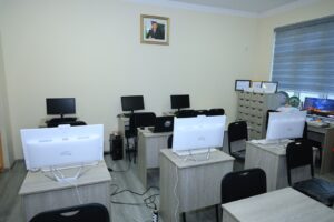Oliy sud raisi Yakkasaroyda kutubxona faoliyati bilan tanishdi file 250