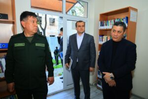 Oliy sud raisi Yakkasaroyda kutubxona faoliyati bilan tanishdi file 251