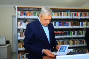 Oliy sud raisi Yakkasaroyda kutubxona faoliyati bilan tanishdi file 252