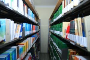 Oliy sud raisi Yakkasaroyda kutubxona faoliyati bilan tanishdi file 253