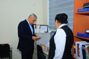 Oliy sud raisi Yakkasaroyda kutubxona faoliyati bilan tanishdi file 255