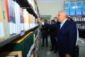 Oliy sud raisi Yakkasaroyda kutubxona faoliyati bilan tanishdi file 256
