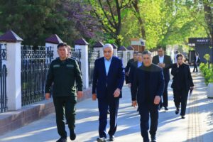 Oliy sud raisi Yakkasaroyda kutubxona faoliyati bilan tanishdi file 257