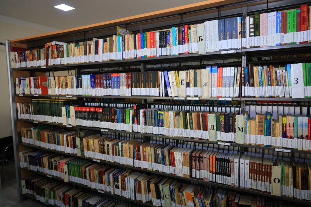 📚 YAKKASAROY TUMANI HOKIMI AXBOROT-KUTUBXONA MARKAZI FAOLIYATI BILAN TANISHDI file 741