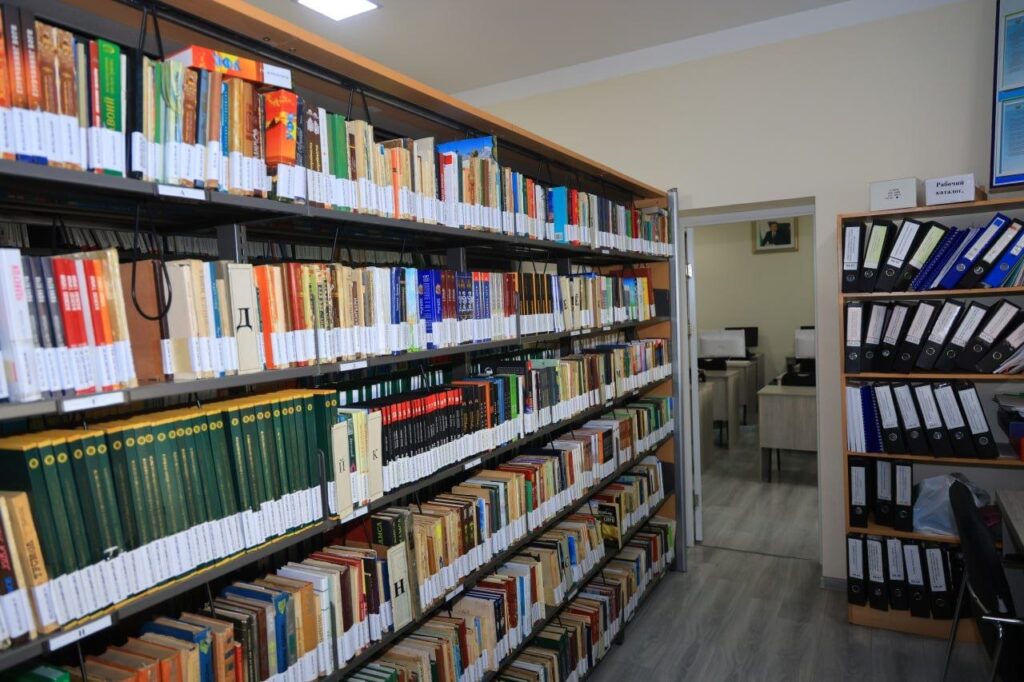 📚 YAKKASAROY TUMANI HOKIMI AXBOROT-KUTUBXONA MARKAZI FAOLIYATI BILAN TANISHDI file 744