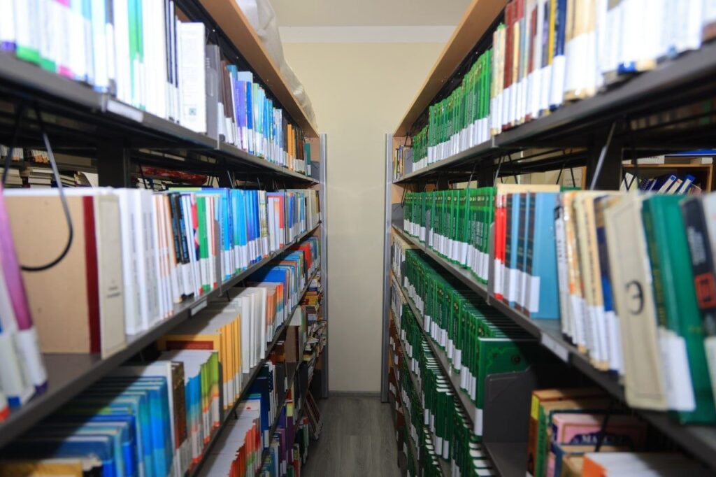 📚 YAKKASAROY TUMANI HOKIMI AXBOROT-KUTUBXONA MARKAZI FAOLIYATI BILAN TANISHDI file 746